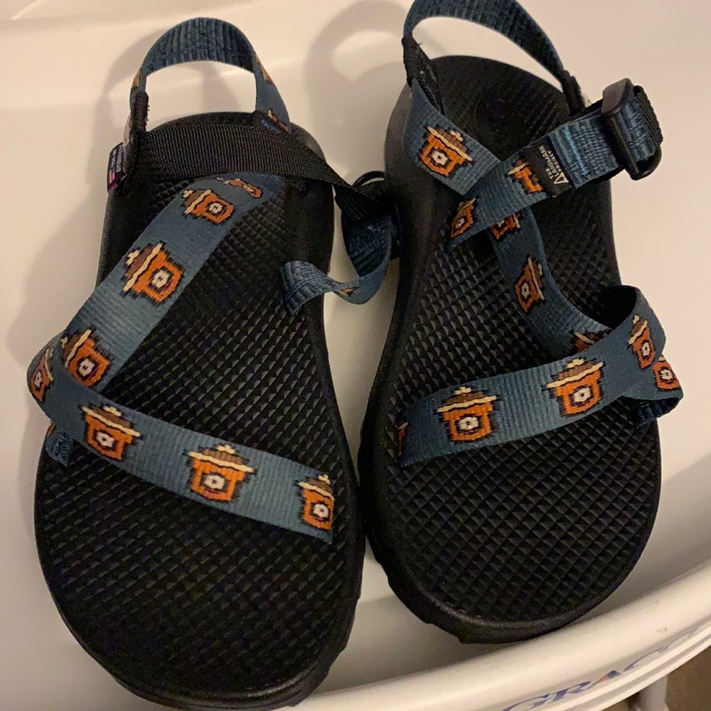 Kids size 5/women’s 7 Chacos